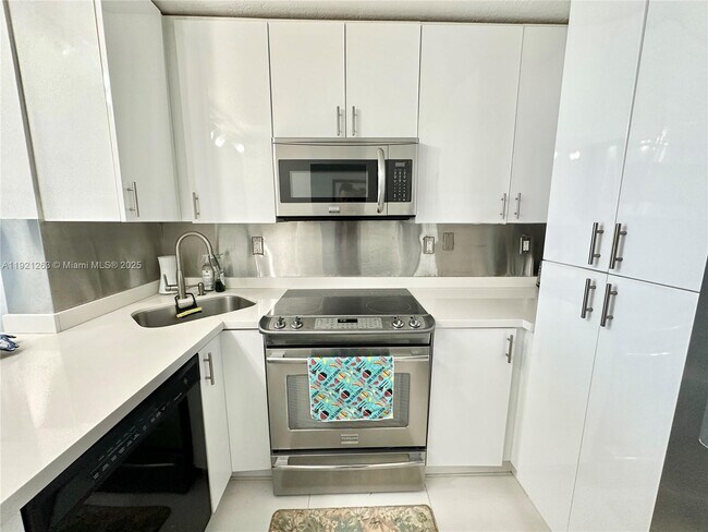 Building Photo - 4000 NE 170th St