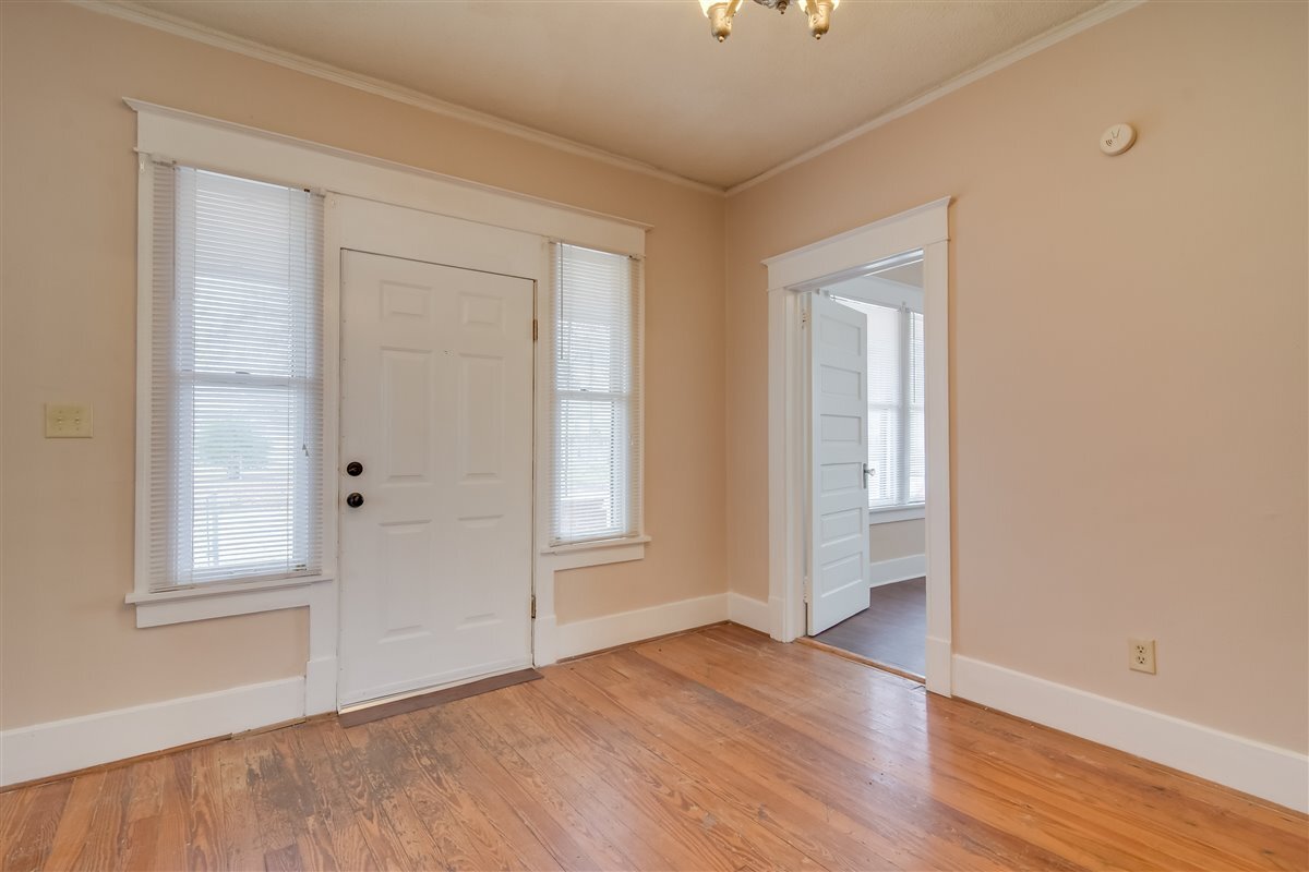 Facing front door - 1732 Telfair St