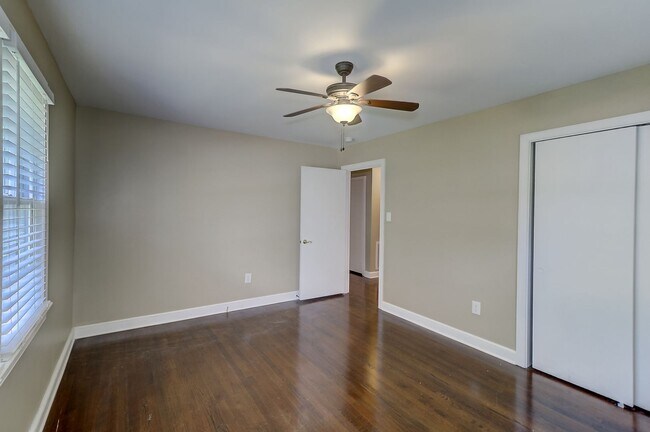 Building Photo - Renovated Brick Ranch!