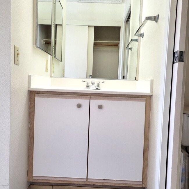 Building Photo - Northpointe Townhouse - 2 bedrooms, 2 baths, 2 parkings