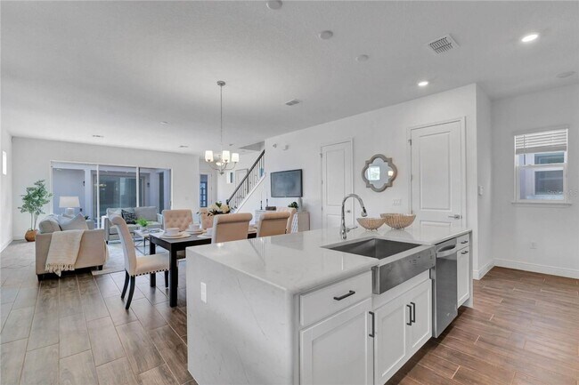 Building Photo - 13640 McMillan Dr