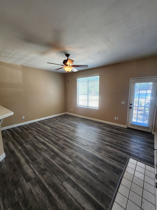 Building Photo - Gorgeous & Spacious 3Bd/2.5Ba, 1,679 SqFt, 2-story Condo - Central A/C & heat, Washer/Dryer - 2 C...