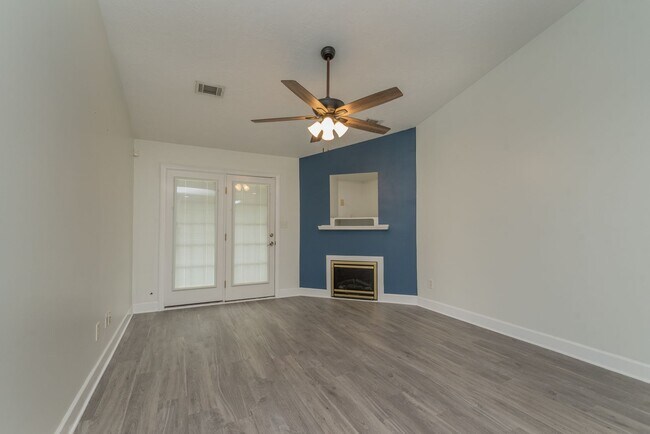 Building Photo - A Smart Home with Room to Roam conveniently located near Doctor's Hospital!