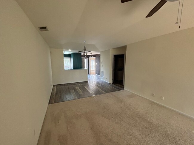 Building Photo - Charming 2 Bedroom Condo Located in York C...