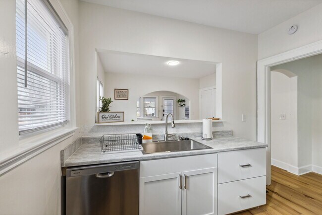 Building Photo - 3863 Byram Ave