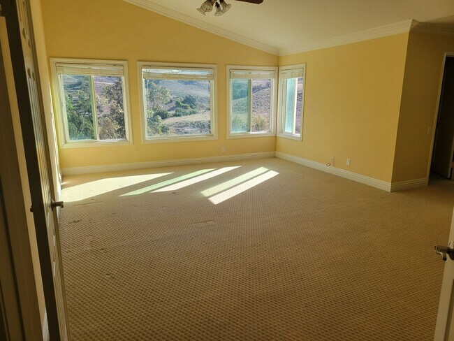 Building Photo - Beautiful Upgraded 6 Bedroom 3 Bathroom Ho...