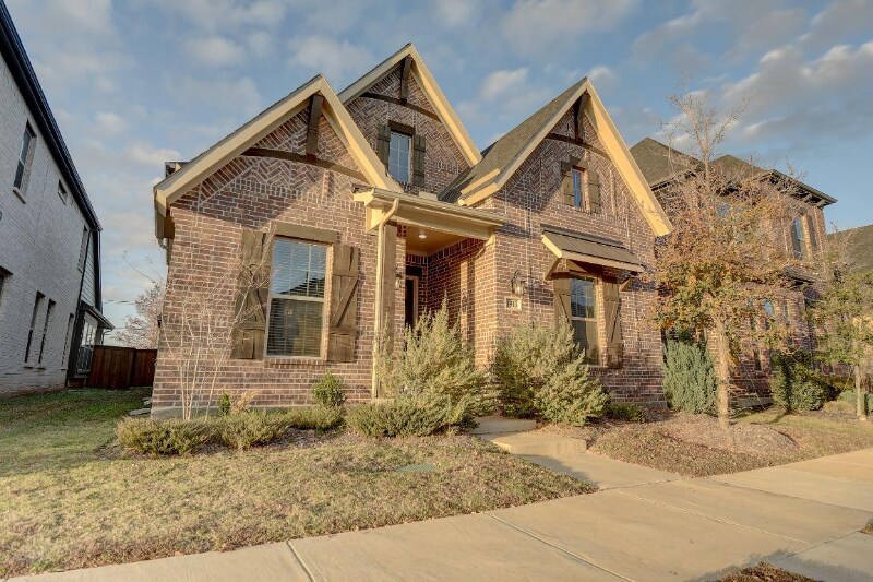 Building Photo - 1913 Cathedral Dr