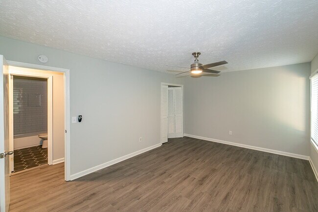 Building Photo - 3941 Kensington Dr