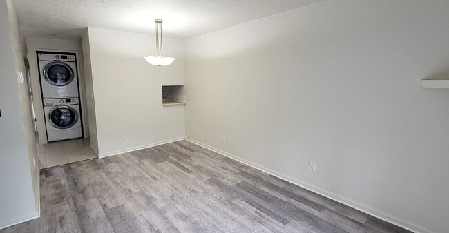 Building Photo - Spacious & Modern Townhouse