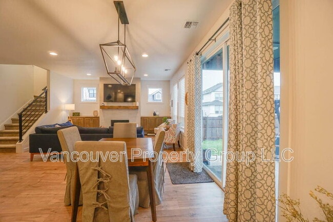 Building Photo - 737 SE 38th St