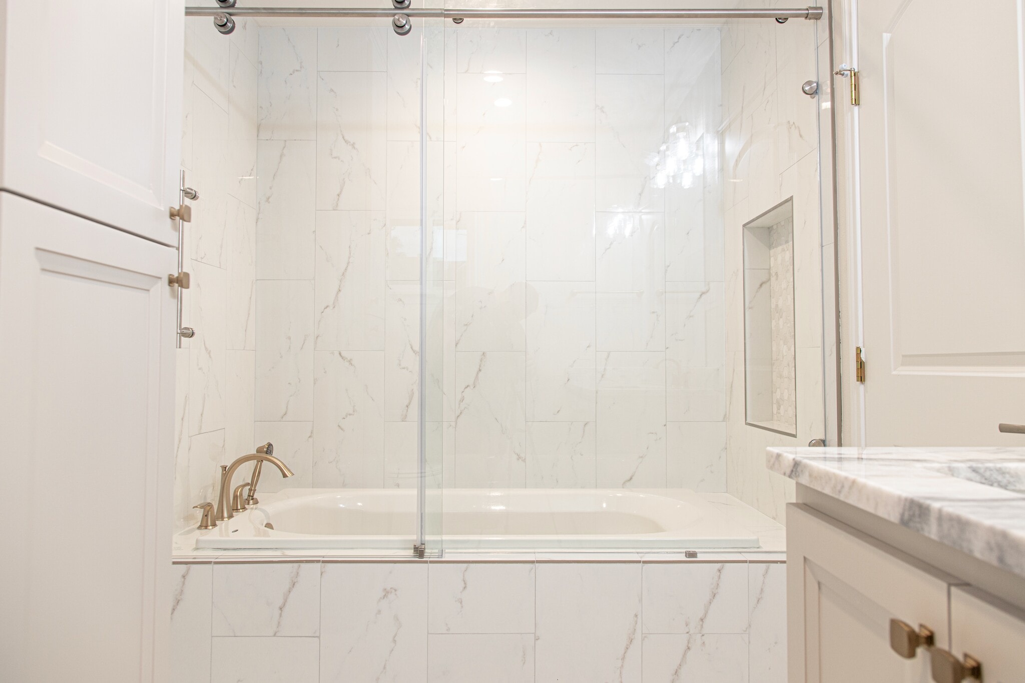 Bathtub in middle bath - 3619 Braeswood S Blvd