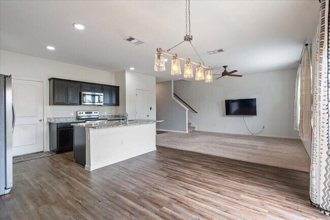 Building Photo - 516 Peony Ct