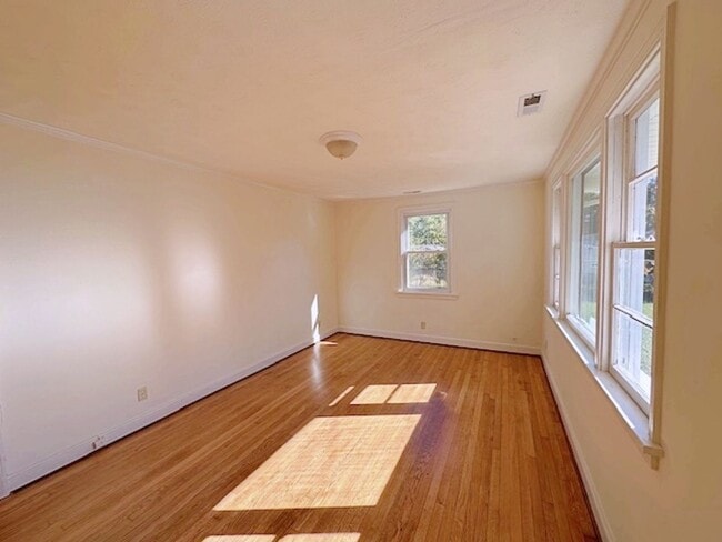 Building Photo - Cottage Rancher on Private Drive