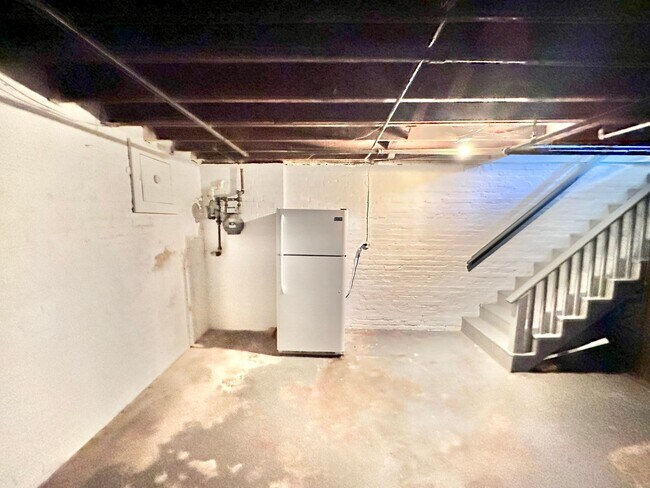 Building Photo - Spacious 6 bedroom 3.5 bath Tudor Townhouse w/Deck close to Georgetown University & Hospital