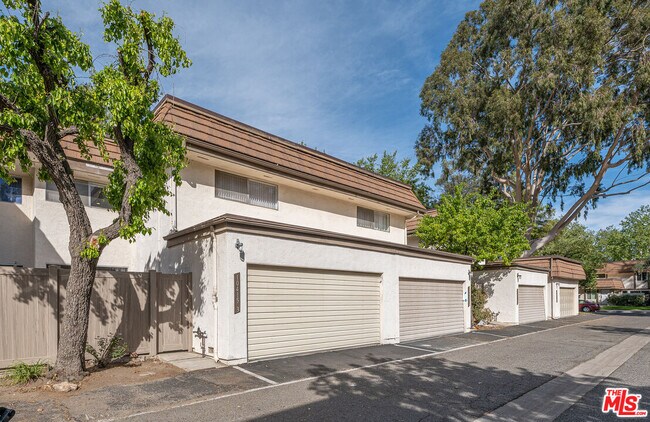 Building Photo - 10415 Larwin Ave
