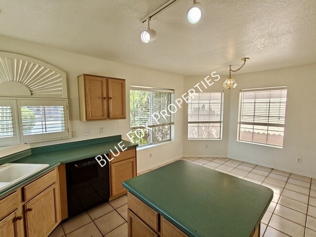 Building Photo - 6717 W Nueva Vista Dr