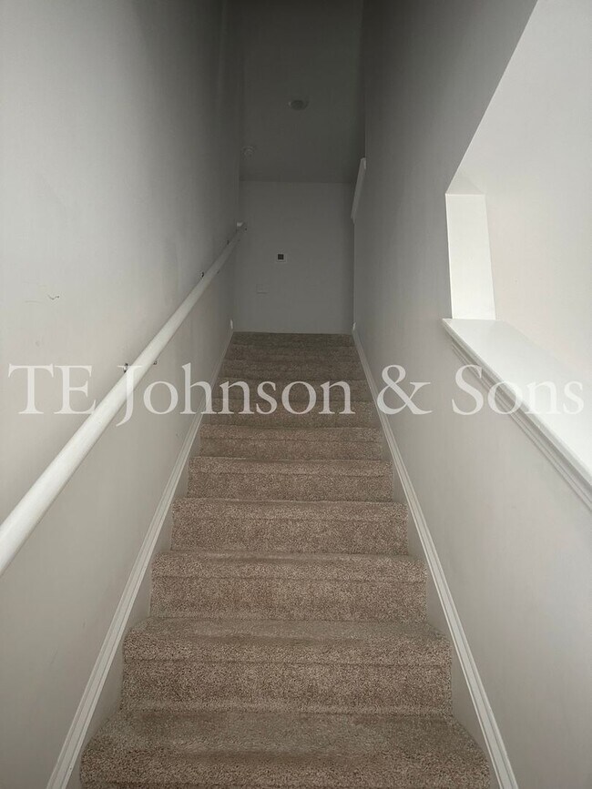 Building Photo - Spacious 4 Bedroom Home in Lexington – Modern Amenities and Comfort Await!