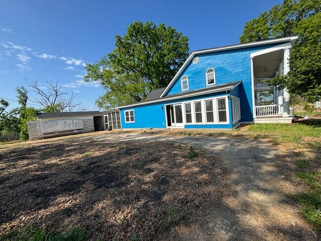 Building Photo - Newly Renovated Stunning Home