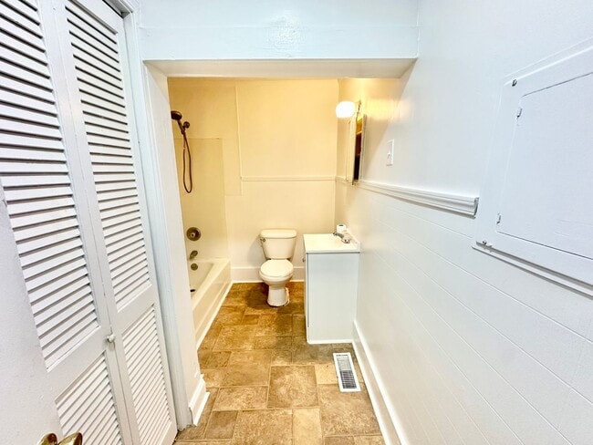 Building Photo - 690 Robertson Rd