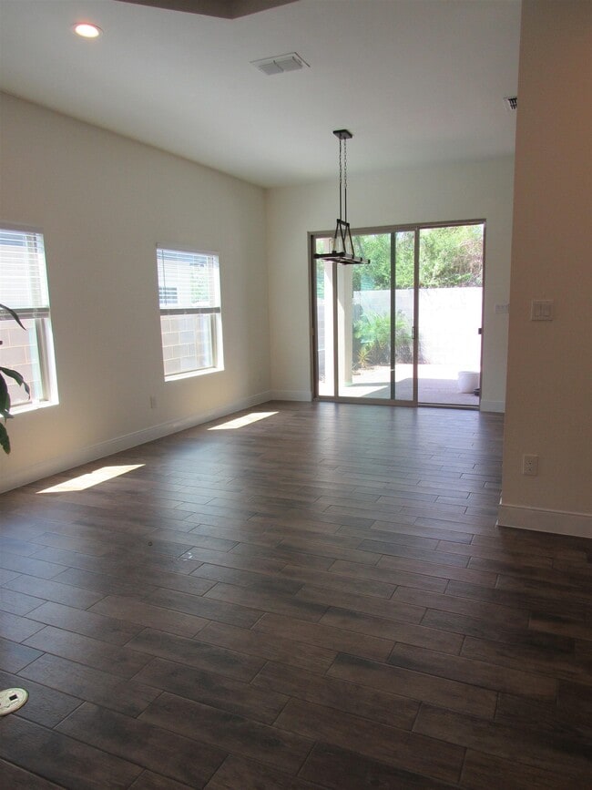 Building Photo - 2419 Messi St