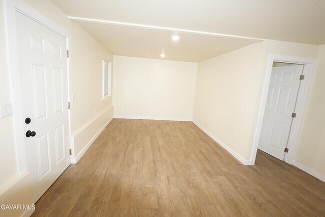 Building Photo - 448 W 41st Pl