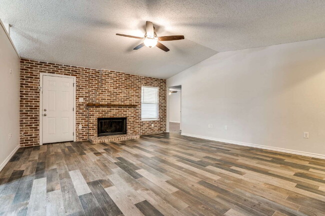 Building Photo - Beautiful Mansfield Home!