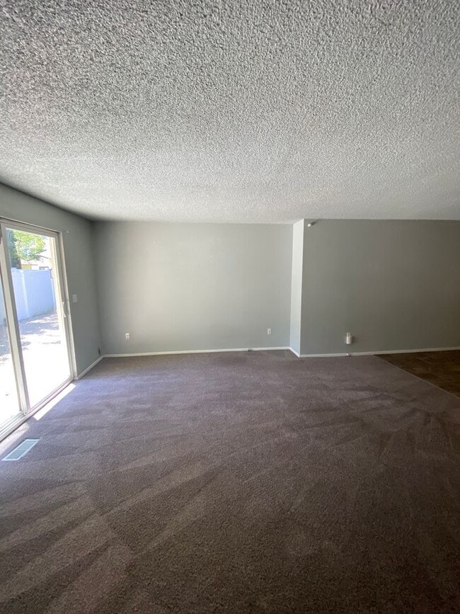 Building Photo - 3 bedroom 2 bathroom,  1 car garage, fence...