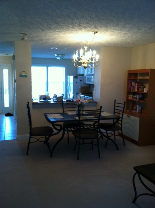 Building Photo - 315 Oaktree Blvd