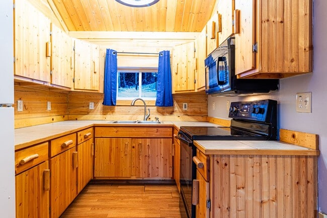 Building Photo - Secluded 2 Bed, 1 Bath Home in the hills!