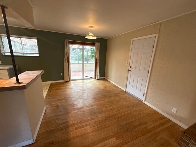 Building Photo - AVAILABLE SHORT TERM! Midtown 3 Bedroom Ho...