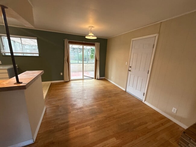 Building Photo - SHORT TERM through 4/30/26 ONLY!  Midtown ...