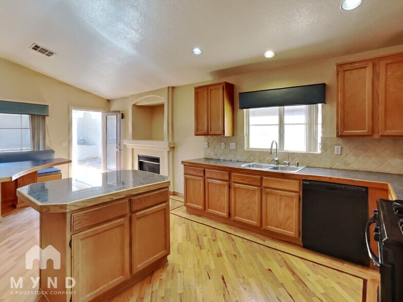 Building Photo - 7599 W Diablo Dr