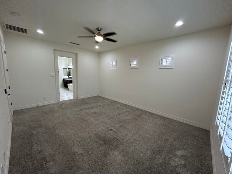 Building Photo - 1811 E Aster Pl