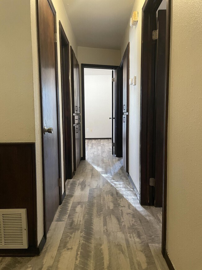 Building Photo - 1420 Oakcrest Ave