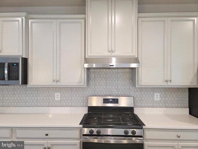 Building Photo - 8667 Shady Pines Dr