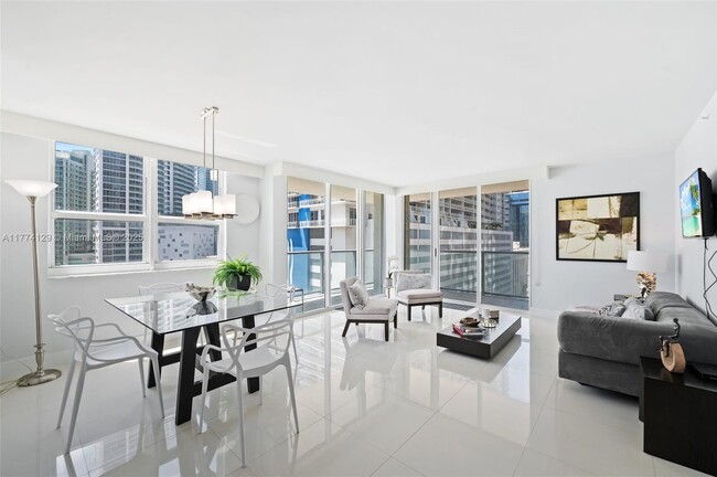Building Photo - 1155 Brickell Bay Dr