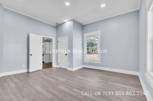 Building Photo - 307 B St