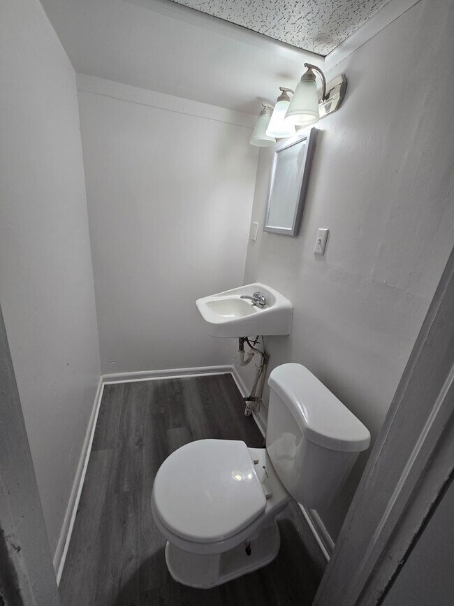Building Photo - SPACIOUS 3 BEDROOM 1.5 BATHROOM APARTMENT ...