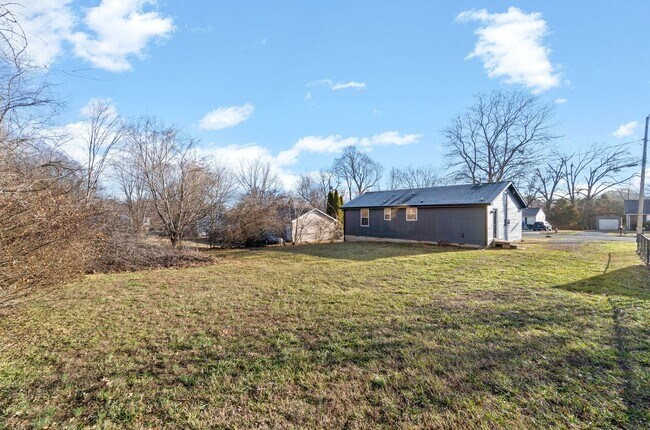Building Photo - 3 Bedroom Dog Friendly Home For Rent!