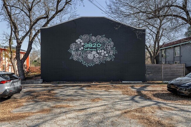 Building Photo - 3820 Southway Dr