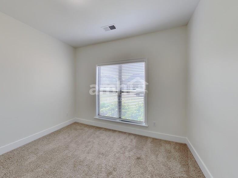 Building Photo - 160 Shady Ln Cove