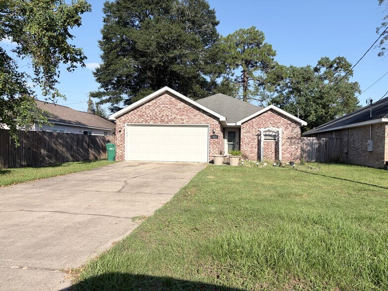 Building Photo - 823 Fairview Dr