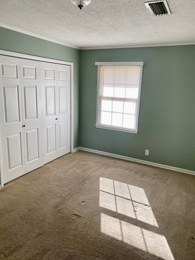 Building Photo - 214 Meadowbrook Dr