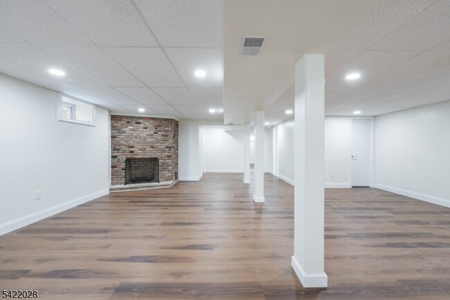 Building Photo - 6 Windsor Way