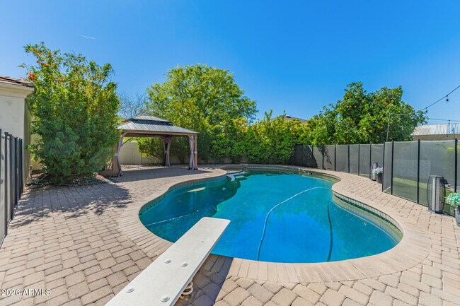 Building Photo - 326 W Loma Ln