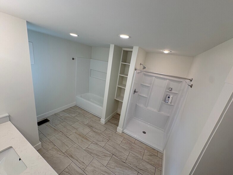 Building Photo - 409 Lilly Ave