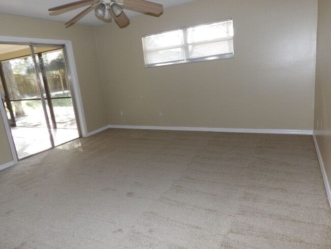 Building Photo - 4 BEDROOM JUST 5 Min to I-4 EXIT 111,  Bea...