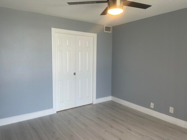 Building Photo - 714 Executive Center Dr