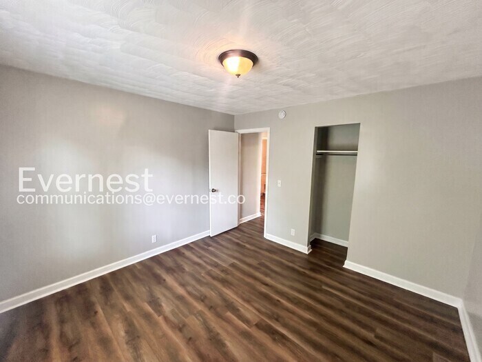 Building Photo - 811 Glade View Ct
