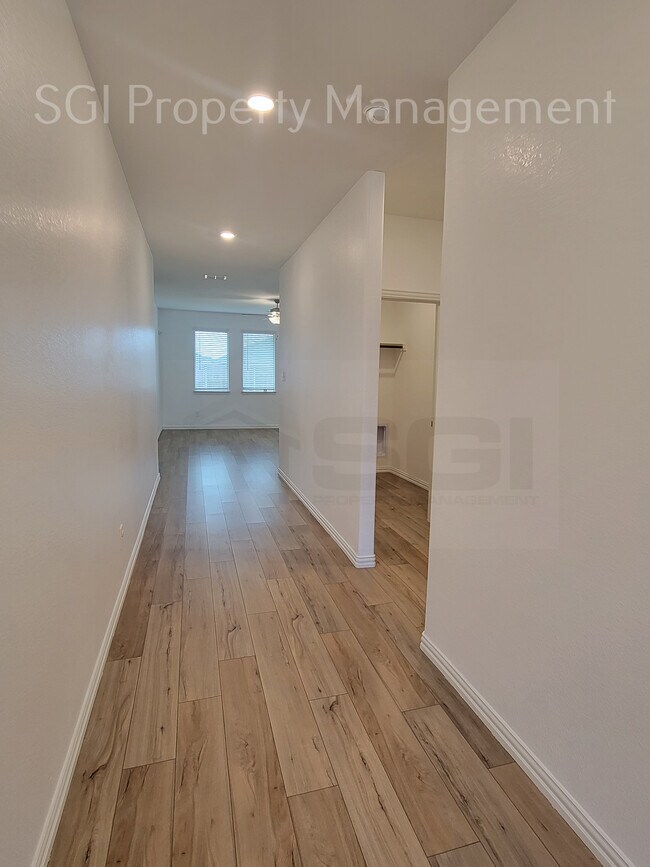 Building Photo - 3805 Thomas Plns Dr